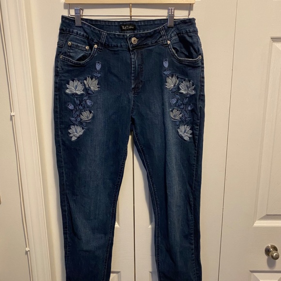 Women’s Size 12 embroidered jeans - Picture 2 of 8